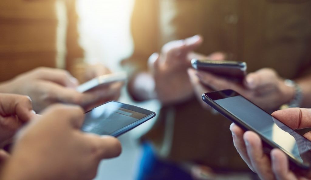 Perdorimi i internetit nga telefoni ne shifra rekord ne 2021
